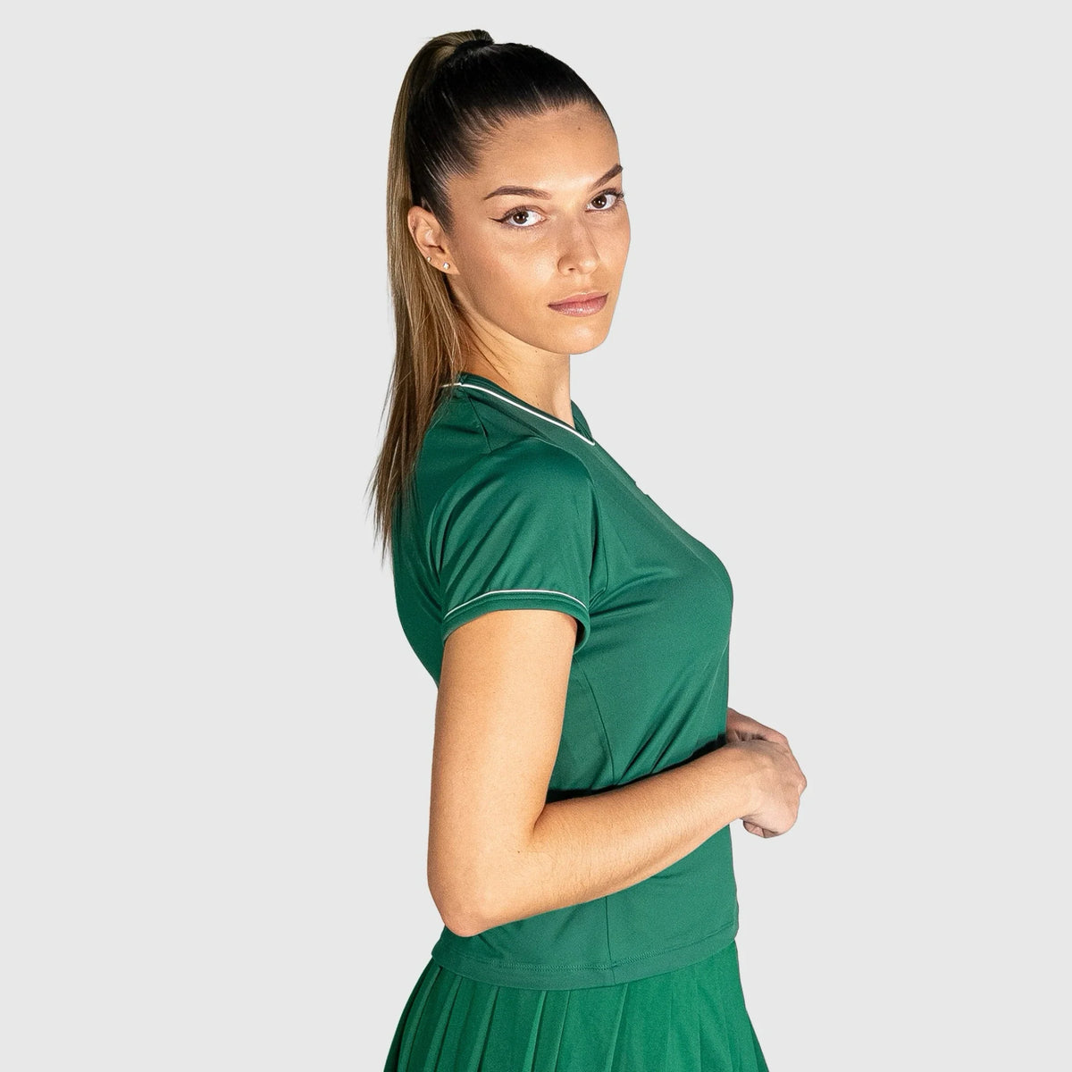 Woman wearing a New Regular Padel shirt  against a plain background